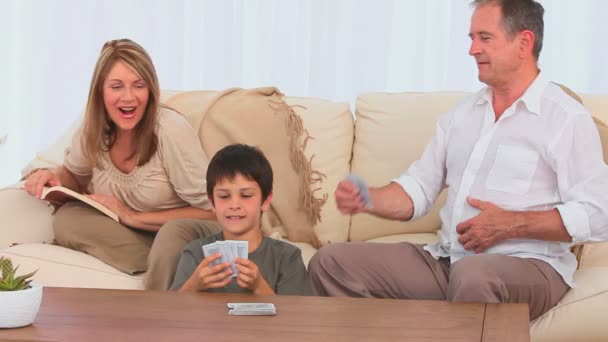 Семья играет в карты вместе — стоковое видео