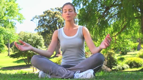 Mujer practicando yoga al aire libre — Vídeo de stock