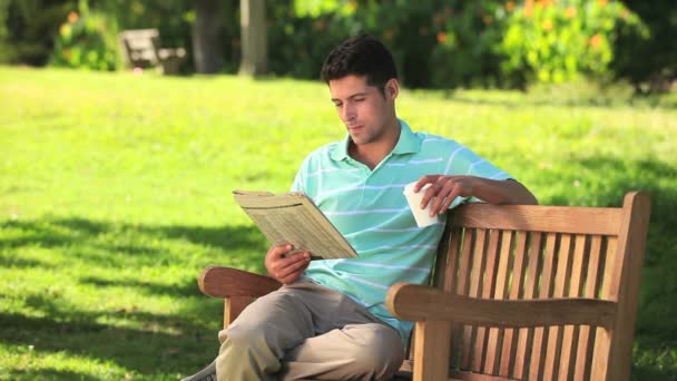 Человек, читающий газету — стоковое видео