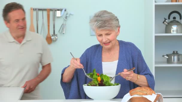 Uma mulher preparando uma salada — Vídeo de Stock