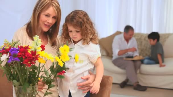 Grands-parents faisant des activités avec leurs petits-enfants — Video