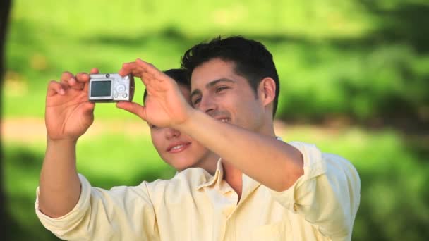 Casal tirando uma foto de si mesmos — Vídeo de Stock