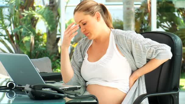 Sırt ağrısı olan yorgun hamile kadın — Stok video