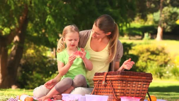 Мать и дочь едят арбуз — стоковое видео