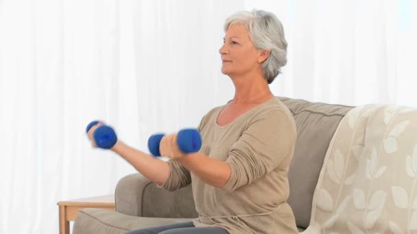 Elderly woman doing exercises — Stock Video