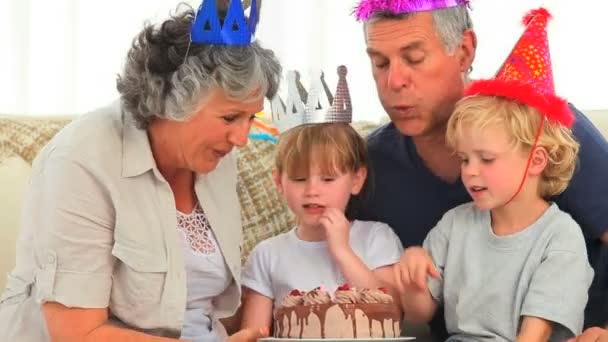 Счастливая семья в день рождения — стоковое видео