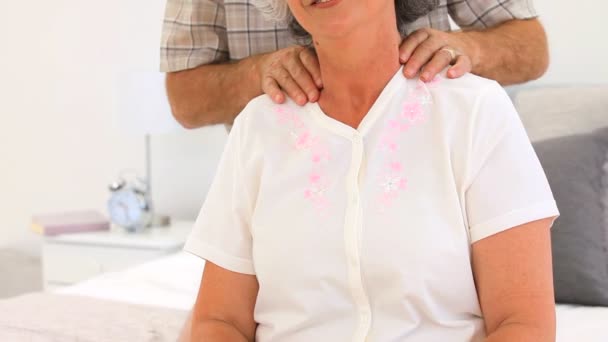 Hombre dando un masaje a su esposa — Vídeos de Stock