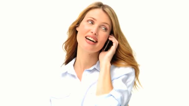 Casual ξανθιά κυρία έχοντας μια τηλεφωνική συνομιλία — Αρχείο Βίντεο