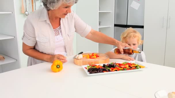 Grand-mère cuisine avec son petit-fils — Video