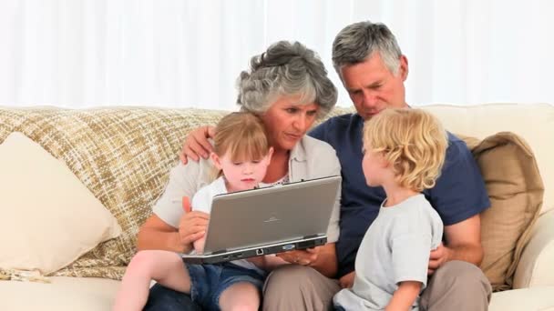 Família falando sobre o laptop — Vídeo de Stock