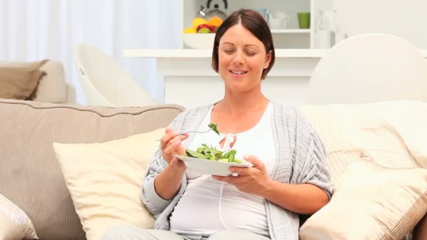Těhotná žena se těší salát — Stock video