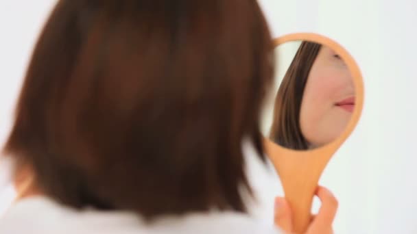 Brunette looking at herself on a mirror — Stock Video