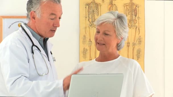 Lekarz daje wyjaśnienie pacjentowi — Wideo stockowe