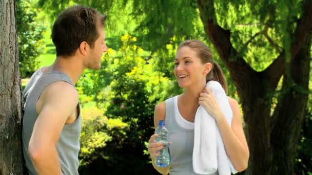 Çift jogging sonra rahatlatıcı — Stok video