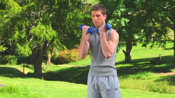 Frumos mascul face exerciții de musculație — Videoclip de stoc