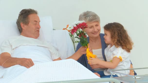 Un abuelo enfermo jugando con su nieta — Vídeos de Stock