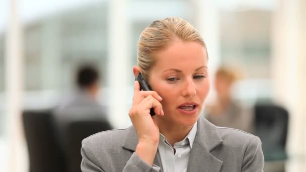 Atractiva mujer de negocios hablando por teléfono — Vídeo de stock