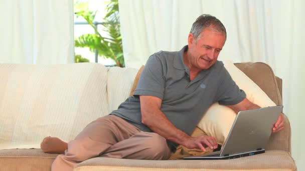 Homem sênior usando um laptop — Vídeo de Stock