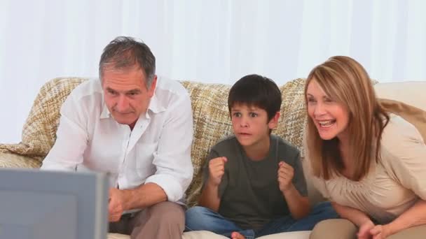 Familjen tittar på en match på tv — Stockvideo