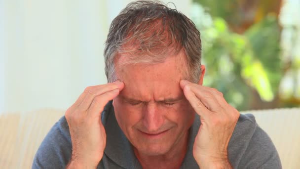 Reifer Mann mit enormen Kopfschmerzen — Stockvideo