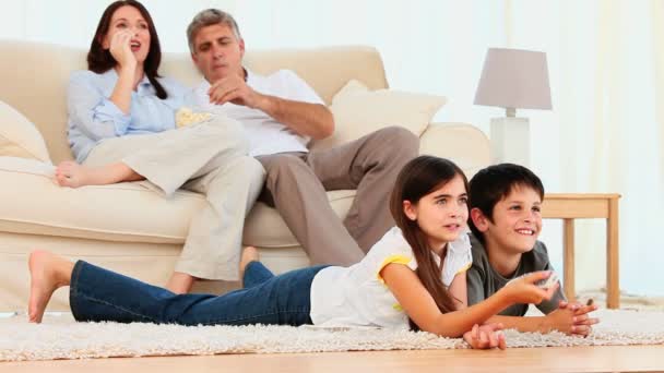 Familia viendo una película — Vídeo de stock