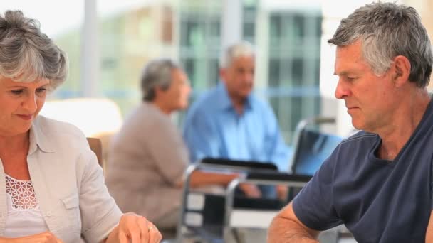 Ancianos pareja jugando dominó — Vídeos de Stock