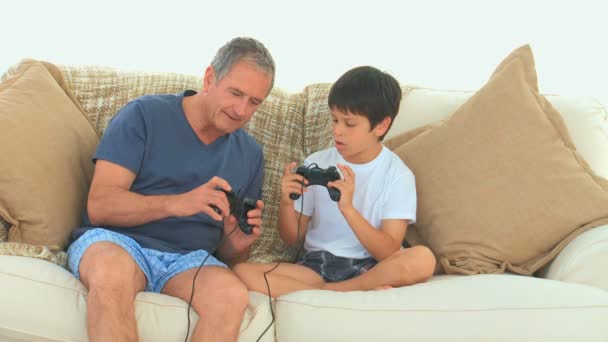 Jongen leeropdracht aan zijn grootvader hoe gebruik van een joystick — Stockvideo