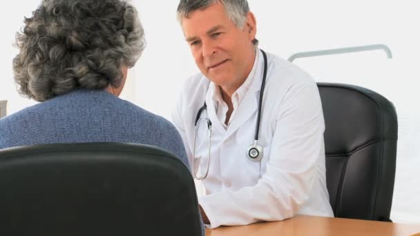 Doutor conversando com seu paciente — Vídeo de Stock