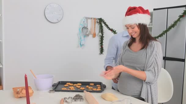 Pregnant woman baking with her husband on Christmas day — Stock Video