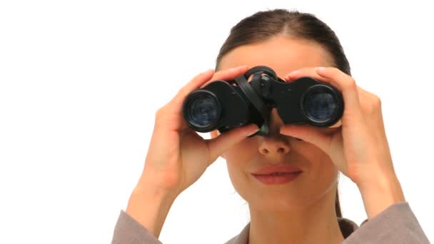 Mujer encantadora mirando a través de prismáticos — Vídeo de stock