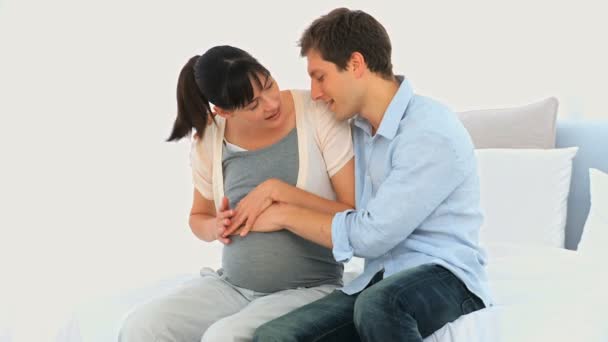 Casal sentindo movimentos de seu futuro bebê — Vídeo de Stock