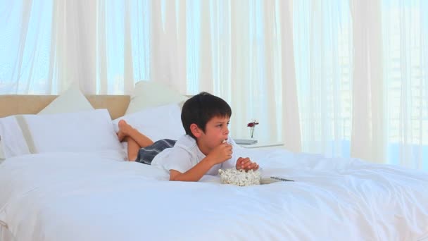 Un niño comiendo palomitas de maíz — Vídeos de Stock