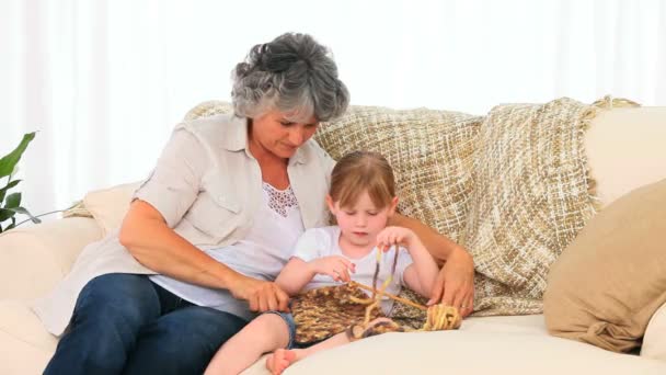 Grandmother knitting with her granddaughter — Stock Video