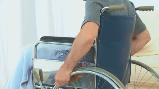Άνθρωπος σε μια αναπηρική καρέκλα σκέψης — 图库视频影像