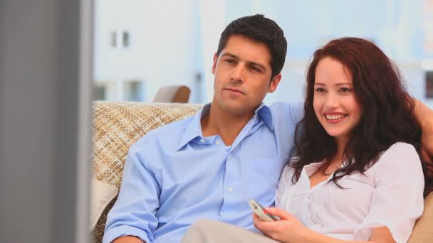 Couple laughting in front of the tv — Stock Video