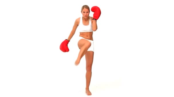 Femme blonde avec des gants de boxe rouges — Video