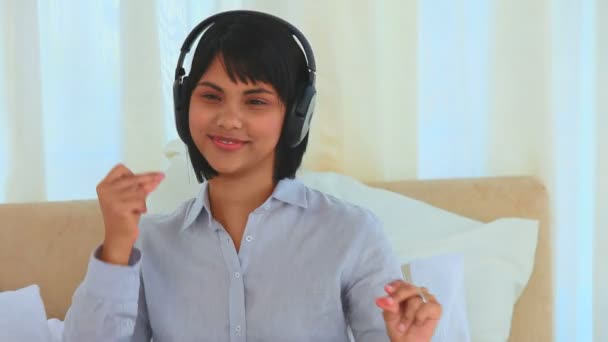 Азиатка слушает музыку — стоковое видео