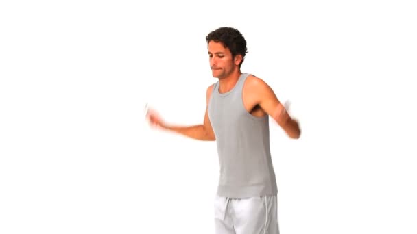 Hombre casual jugando con una cuerda saltando — Vídeos de Stock