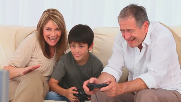 Familie spielt Videospiele — Stockvideo