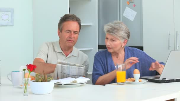 Couple d'âge mûr parlant le matin — Video