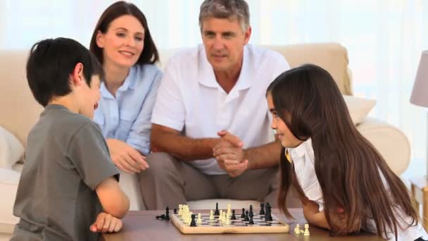 Föräldrar titta på sina barn spelar schack — Stockvideo