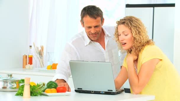 Preciosa pareja mirando una receta en internet — Vídeo de stock