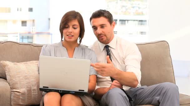 Casual ζευγάρι χρησιμοποιώντας ένα φορητό υπολογιστή — Αρχείο Βίντεο