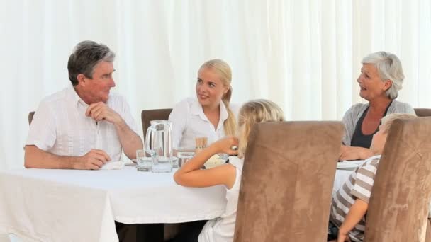 Familia riendo durante la cena — Vídeos de Stock