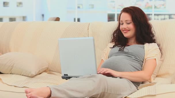 Zwangere vrouw genieten van haar chatten — Stockvideo