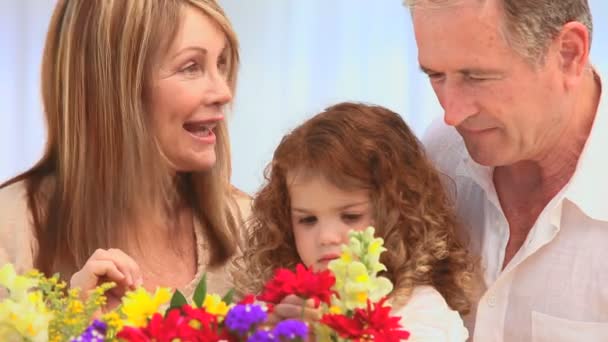 Famille regardant un bouquet de fleurs — Video