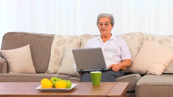 Seniorin arbeitet an ihrem Laptop — Stockvideo