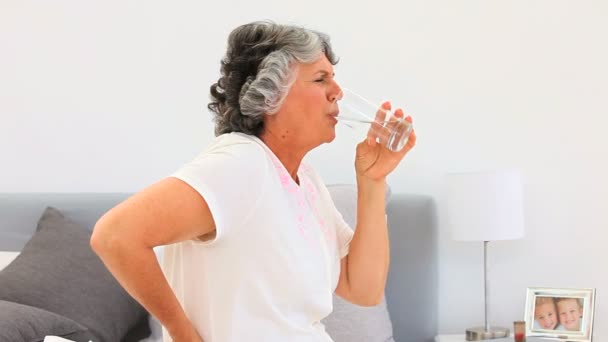 Mujer jubilada tomando pastillas — Vídeos de Stock