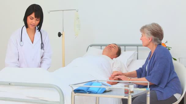 Медсестра из Азии навещает пациента — стоковое видео
