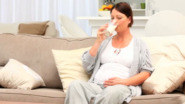 Zwangere vrouw genieten van een glas melk — Stockvideo